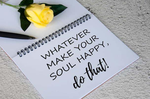 Život inspirující citát text na notepadu - Cokoliv, co dělá vaši duši šťastnou, to udělejte. Inspirační koncept - Fotografie, Obrázek