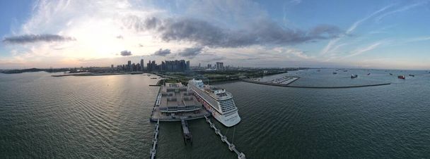 Marina Bay, Singapore - July 17, 2022: The Marina Bay Cruise Centre Terminal де Luxury Cruise Ships is Docking - Фото, зображення