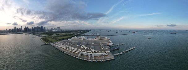 Marina Bay, Singapore - July 17, 2022: The Marina Bay Cruise Centre Terminal where Luxury Cruise Ships are Docking - Φωτογραφία, εικόνα
