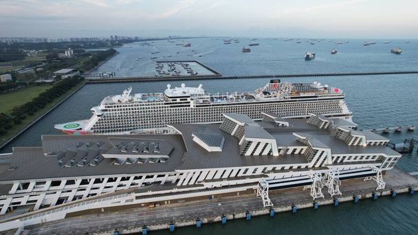 Marina Bay, Singapore - July 17, 2022: The Marina Bay Cruise Centre Terminal where Luxury Cruise Ships are Docking - Φωτογραφία, εικόνα