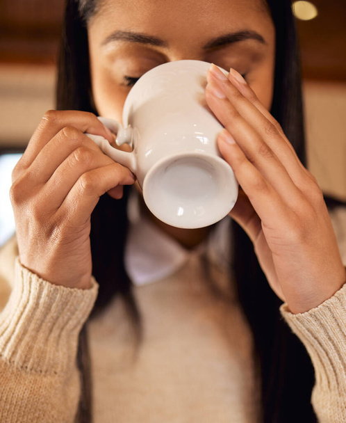 Це все, що мені потрібно, щоб пройти весь день. молода жінка п'є чашку кави, сидячи вдома
 - Фото, зображення