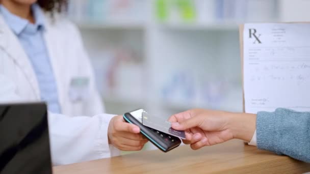 Closeup customer hands using ebanking credit card to pay on contactless nfc machine to collect prescription medication from pharmacist. Man tapping or scanning electronic device for pharmacy medicine. - Séquence, vidéo