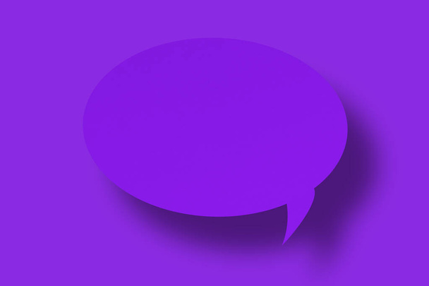 Fialový papír ve tvaru řečových bublin na purpurovém pozadí. Komunikační bubliny.Design - Fotografie, Obrázek