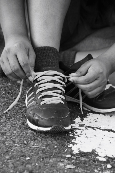 Spor ayakkabı bağlama - Fotoğraf, Görsel
