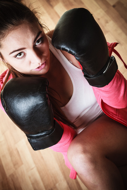 Woman in black gloves boxing - Foto, Imagen