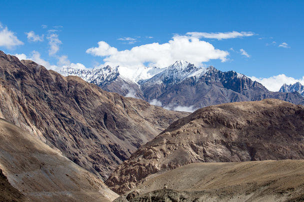 Himalayan landscape in Himalayas along Manali-Leh highway. Himachal Pradesh, India - Фото, изображение