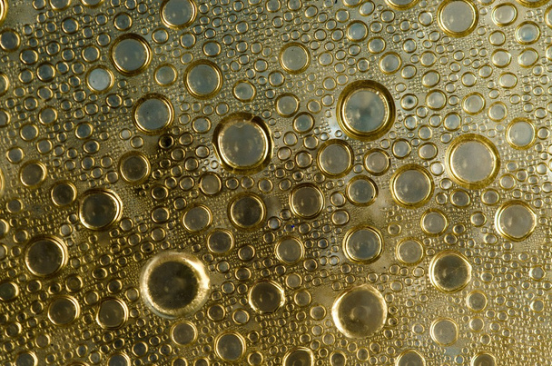 Gotas de líquido en una ventana
 - Foto, imagen