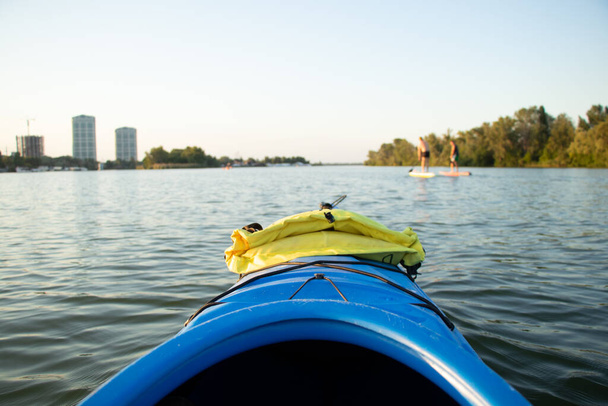 View from a kayak to the coast of the city of Dnepr in Ukraine, a kayak on the Dnieper river in summer 2022 - Foto, afbeelding