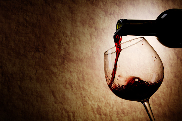 Copa de vino tinto y botella - Foto, Imagen