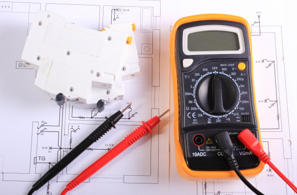 Multimeter und elektrische Sicherung auf Bauzeichnung - Foto, Bild