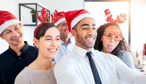 Trochę świątecznej zabawy. grupa biznesmenów robi selfie w pracy - Zdjęcie, obraz