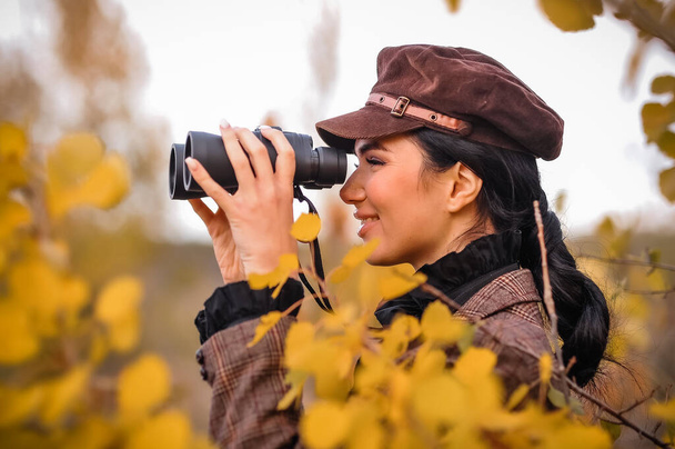 mujer joven con cámara en el parque de otoño - Foto, Imagen
