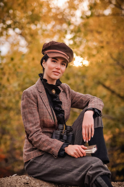 portret pięknej młodej kobiety w skórzanej kurtce i kapelusz z aparatem fotograficznym - Zdjęcie, obraz