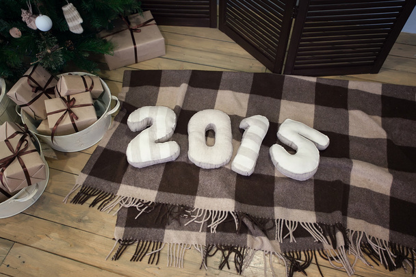 Feliz Ano Novo 2015 e presentes sob a árvore
 - Foto, Imagem