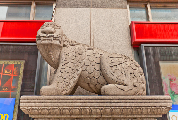 Estatua de la criatura parecida a un león Haechi en la calle de Seúl
 - Foto, Imagen