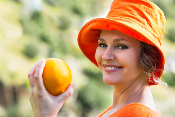 Woman  holding  the   orange - Φωτογραφία, εικόνα