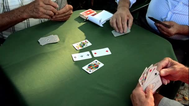 Seniors παίζοντας Scopa, ιταλική κάρτα παιχνίδι - Πλάνα, βίντεο