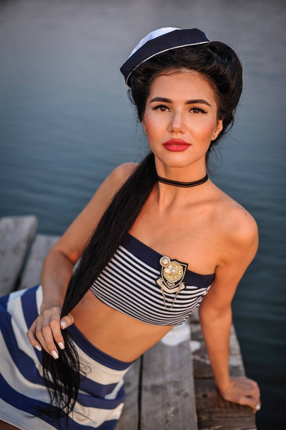 kaunis nuori nainen uimapuku ja hattu poseeraa rannalla - Valokuva, kuva