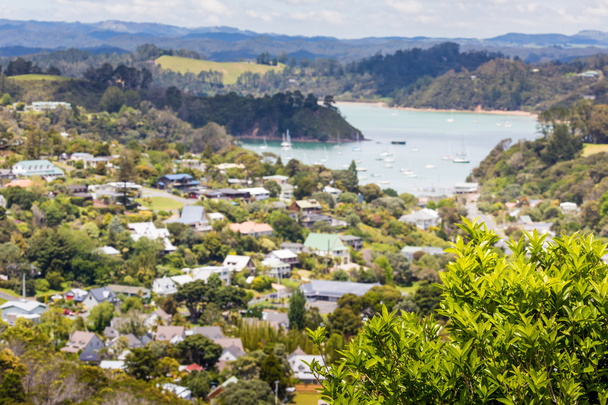 ラッセルはニュージーランドのベイ ・ オブ ・ アイランズ、パイヒアの近くからの風景します。 - 写真・画像