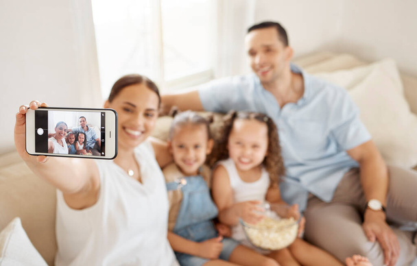 Spędzanie czasu z rodziną. kobieta robi selfie w domu ze swoją rodziną - Zdjęcie, obraz