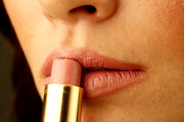 Applaying lippenstift - Foto, afbeelding