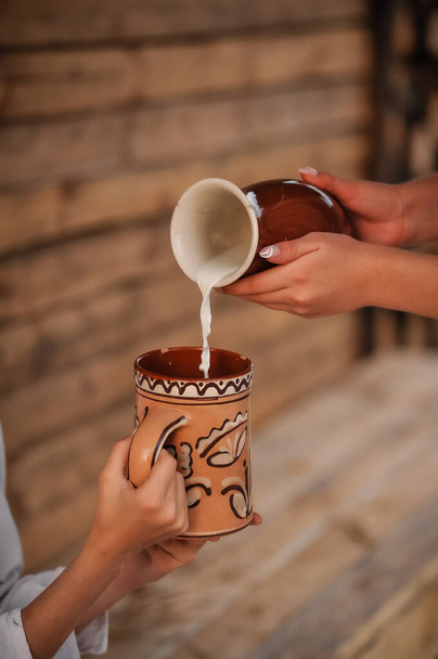 nő öntés kávé egy csésze teát - Fotó, kép