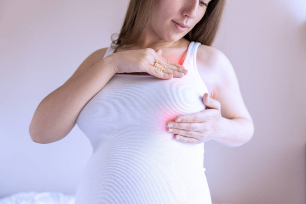 Самообследование боли в груди. Молодая беременная женщина осматривает грудь на наличие опухолей. Проверка молочной железы. Здоровье, медицина и красота - Фото, изображение