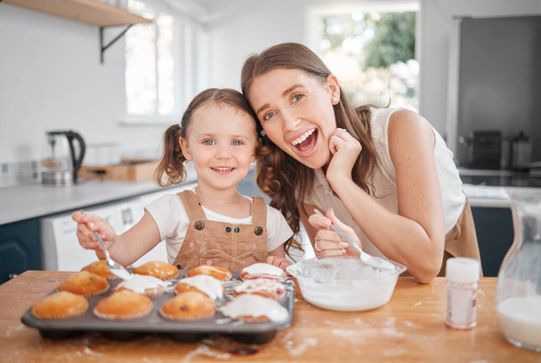 Were having such a sweet day. a woman baking with her daughter at home - Foto, immagini