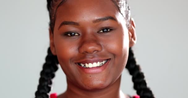 Happy African girl smiling close-up face - Filmagem, Vídeo