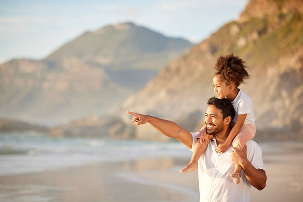Mene kotiin ja rakasta perhettäsi. Isä kantaa tytärtään rannalla. - Valokuva, kuva
