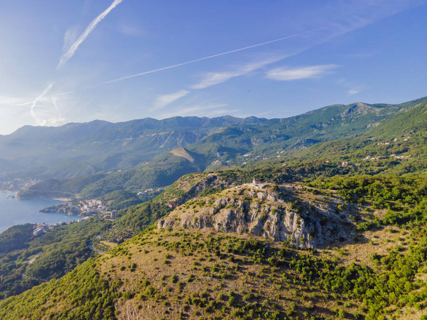 モンテネグロのブドヴァ市のパノラマビュー。山からアドリア海への美しい景色. - 写真・画像