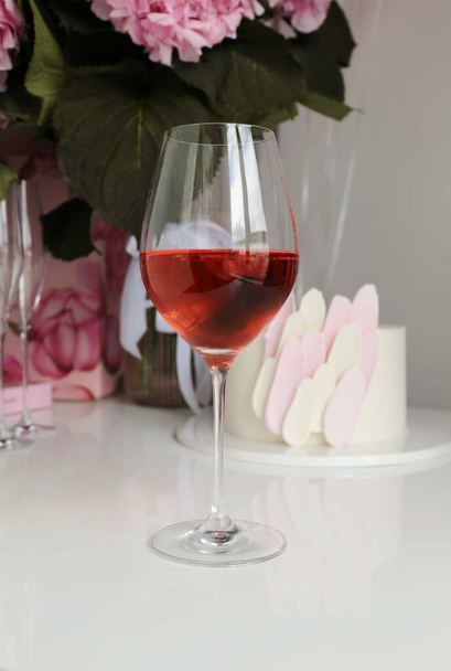 red wine and flowers on the party - Foto, Imagen