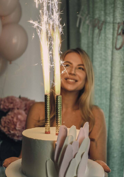  Frau mit Kerze und Kuchen auf der Party - Foto, Bild