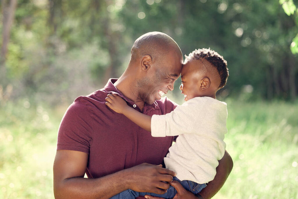 Nincs szebb, mint nézni, ahogy egy férfi szereti a fiát. Egy férfi a szabadban tölti a napját a fiával. - Fotó, kép