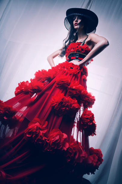брюнетка жінка в червоній сукні
 - Фото, зображення