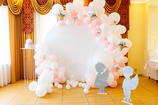 Uroczyste stoisko fotograficzne z różowymi balonami i ciastem. - Zdjęcie, obraz