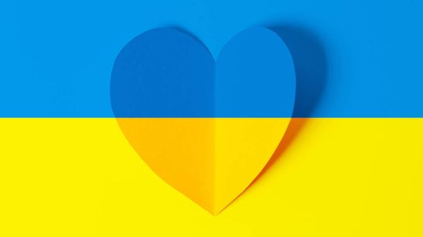 Fermare la guerra in Ucraina concetto con il cuore e sfondo bandiera ucraina. - Foto, immagini