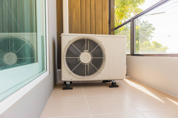 Aire acondicionado exterior unidad compresor instalar fuera de la casa - Foto, imagen