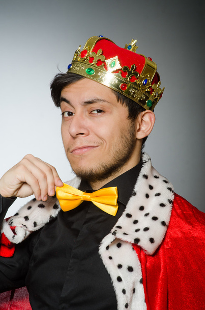 Fogantatás vicces ember visel koronát - Fotó, kép