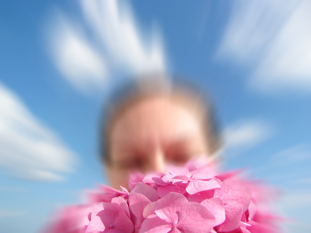 vrouw met roze bloemen - Foto, afbeelding