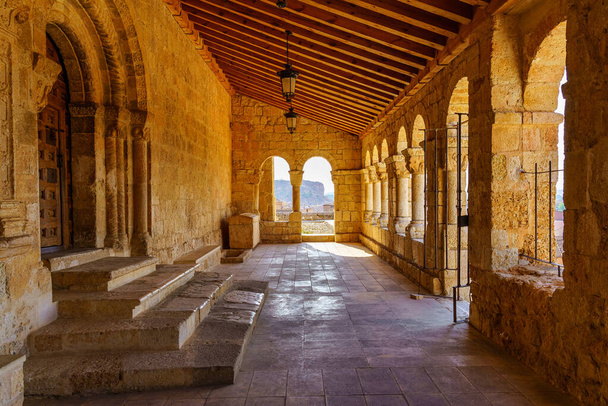 Romanesque cloister with stone arches in the church of Virgin Rivero in the village of San Esteban de Gormaz - 写真・画像