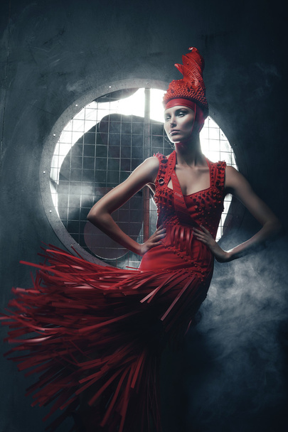 Model in red dress - 写真・画像
