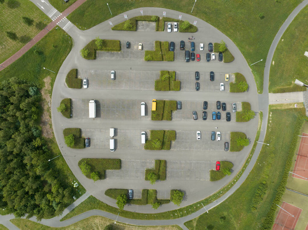 Parc de haut en bas de style urbain stationnement paysage symétrique. Infrastructures routières et plantes vertes nature vue aérienne du haut vers le bas par drone. - Photo, image