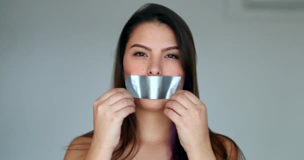Itsevarma nainen poistamalla teippiä suusta tunne helpotusta ja sananvapautta - Materiaali, video