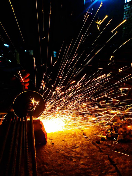 Szlifowanie bezpieczne Obsługa cięcia prętów żelaznych - Zdjęcie, obraz