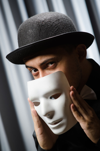 Man met theatraal masker - Foto, afbeelding