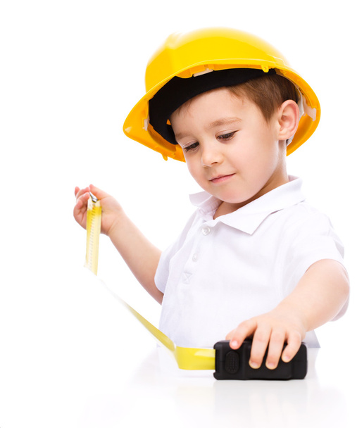 Poika rakennustyöläisenä mittanauhalla
 - Valokuva, kuva