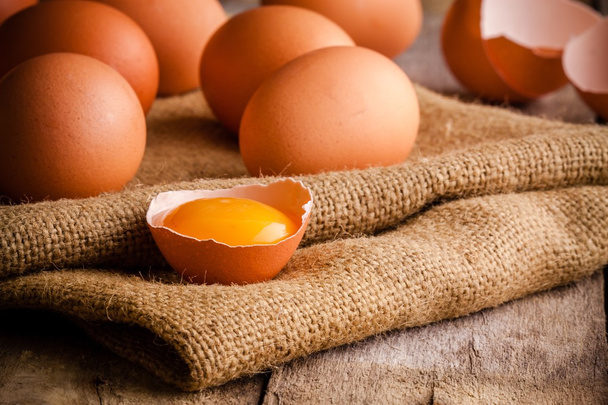 Tuoreet maatilan munat säkeissä
 - Valokuva, kuva