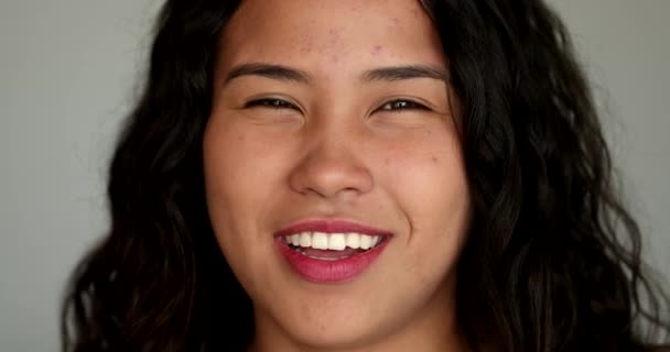Nevěřící reakce, dospívající dívka s pochybnostmi cynické emoce close-up tvář třesoucí hlavu v negativitě - Záběry, video