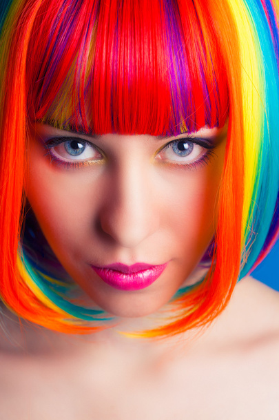 Mulher bonita em peruca colorida
 - Foto, Imagem
